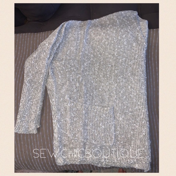 Vanilla V-Neck with Open Front Pockets - Picture 7 of 8